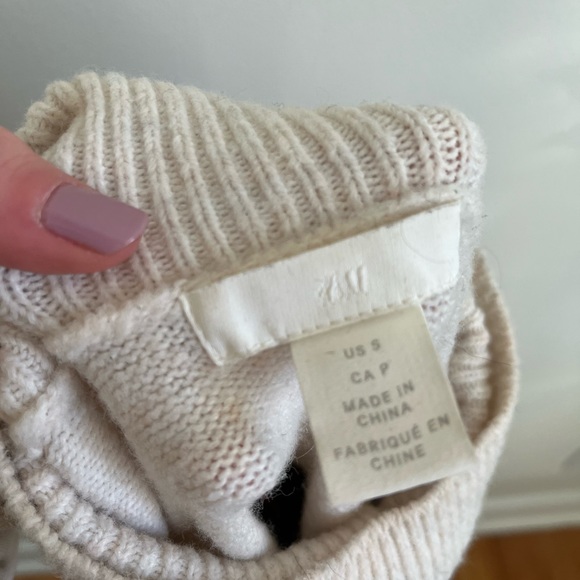 H&M Turtle Neck - Picture 2 of 3